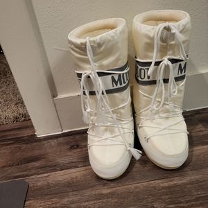 Moon boots
